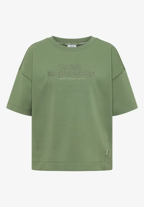 Lockeres, olivgrünes T-Shirt mit kurzen Ärmeln und dezentem Aufdruck vorne.